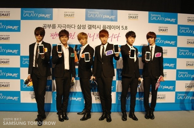 갤럭시 플레이어 5.8을 들고 있는 인피니트 