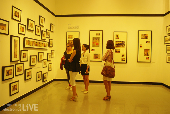 사진전을 보는 사람들