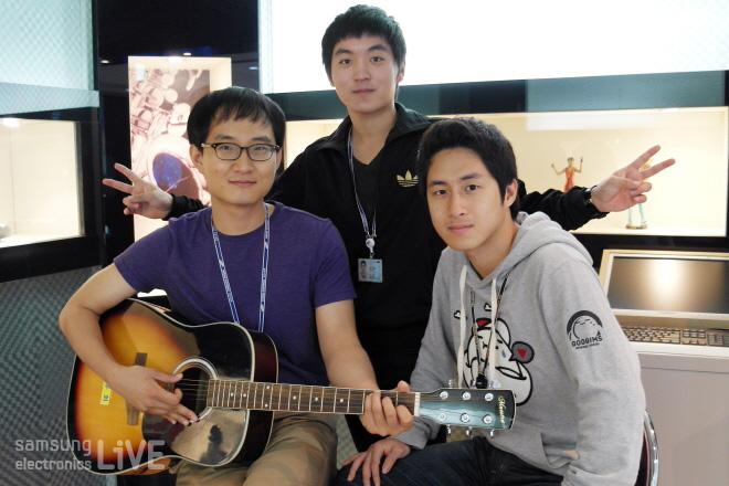 기타를 든 이영훈, 권재현, 허전회 사원