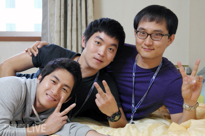 침대에 누워서 브이하는 세 남자