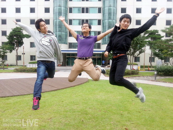 두 팔을 벌리고 뛰고있는 이영훈, 권재현, 허전회 사원