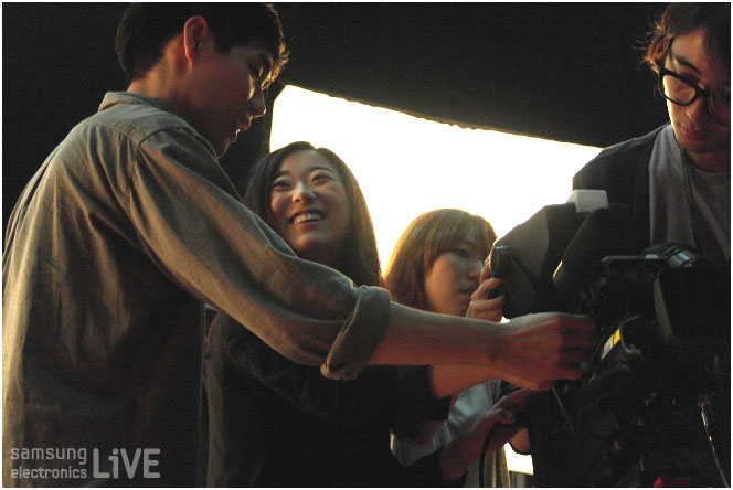 카메라를 잡으며 웃고 있는 학생들