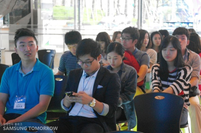 앉아있는 스토리텔러