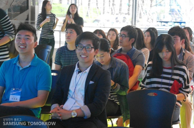 앉아있는 스토리텔러