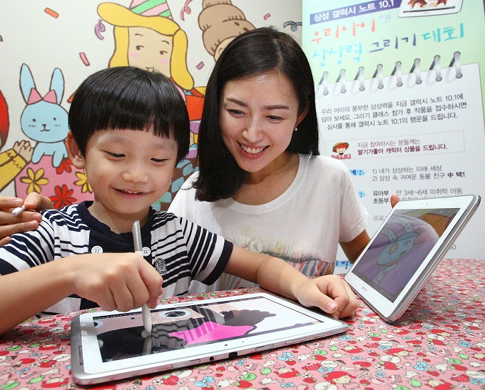 갤럭시 노트 10.1로 그림을 그리는 아이