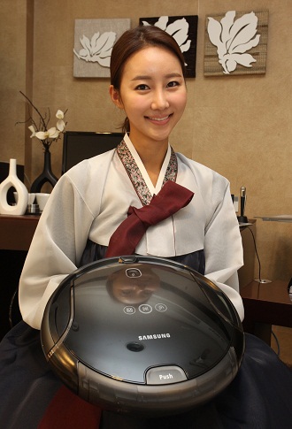 스마트 탱고를 든 한복은 입은 모델