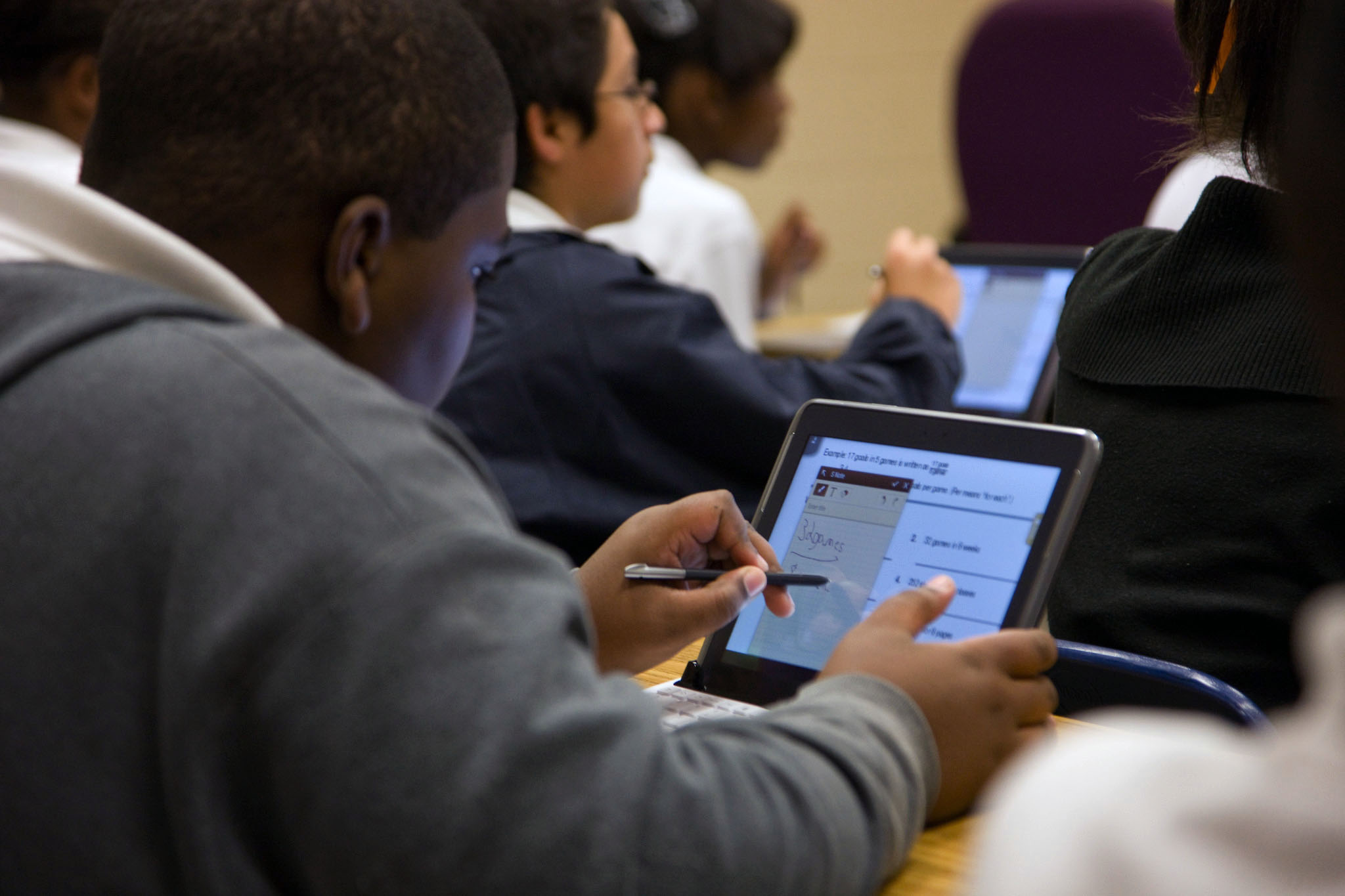 갤럭시노트로 필기하는 학생