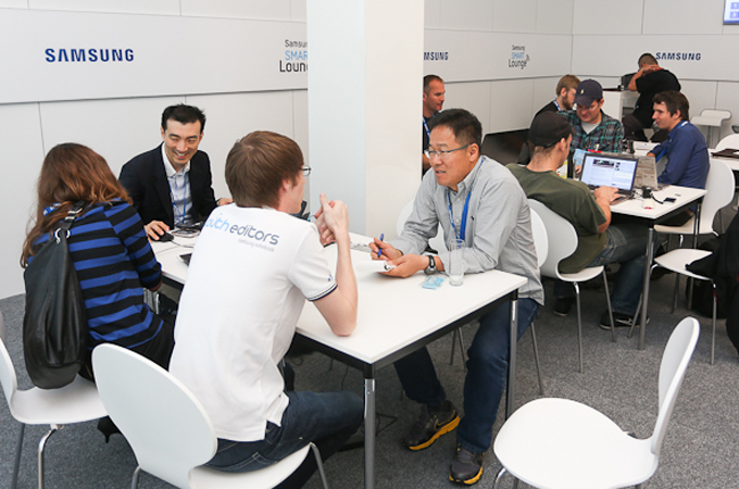 삼성스마트라운지에 있는 사람들