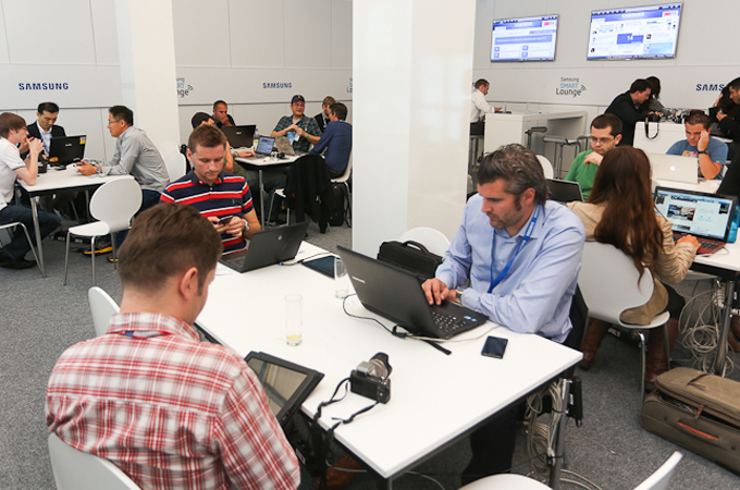 삼성스마트라운지에 있는 사람들