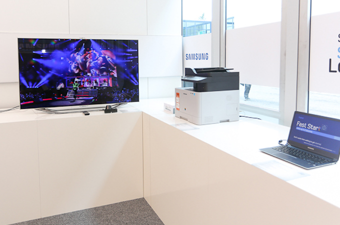 공용으로 사용할 수 있는 프린트와 tv, 노트북