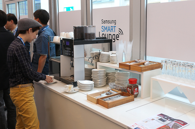 커피를 내리는 여자