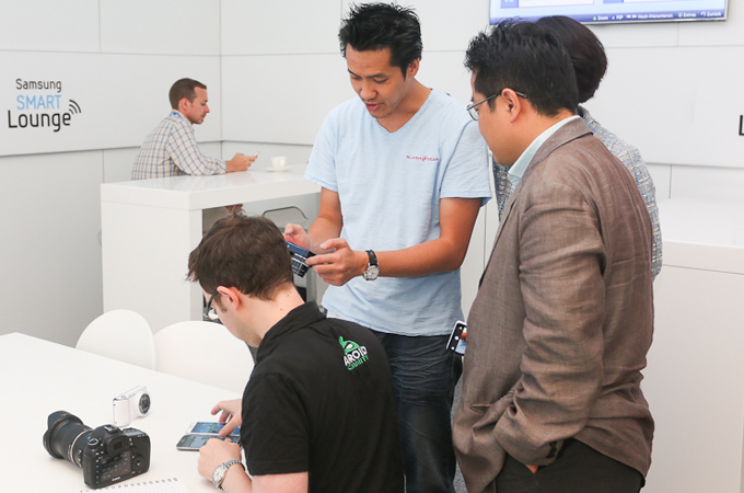 갤럭시 신작들을 촬영하고 있는 사람들