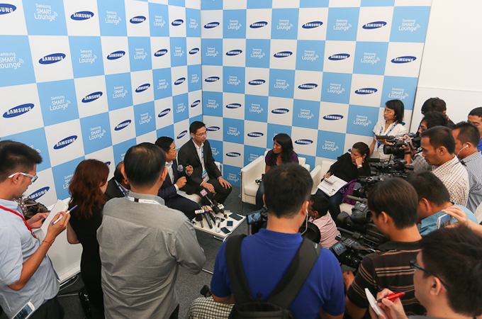 포토월에서 인터뷰하는 사람들 찍는 취재진들