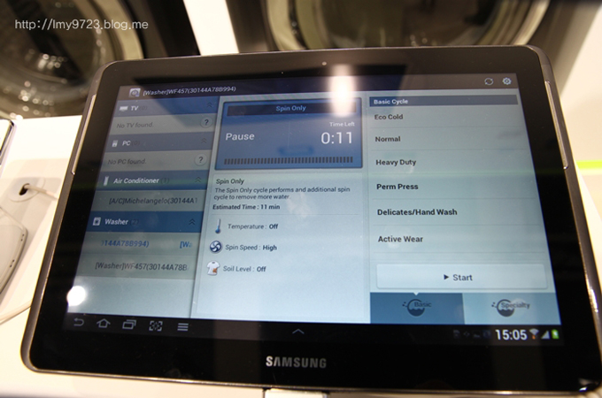 갤럭시 노트로 세탁기 시간을 설정하고있다
