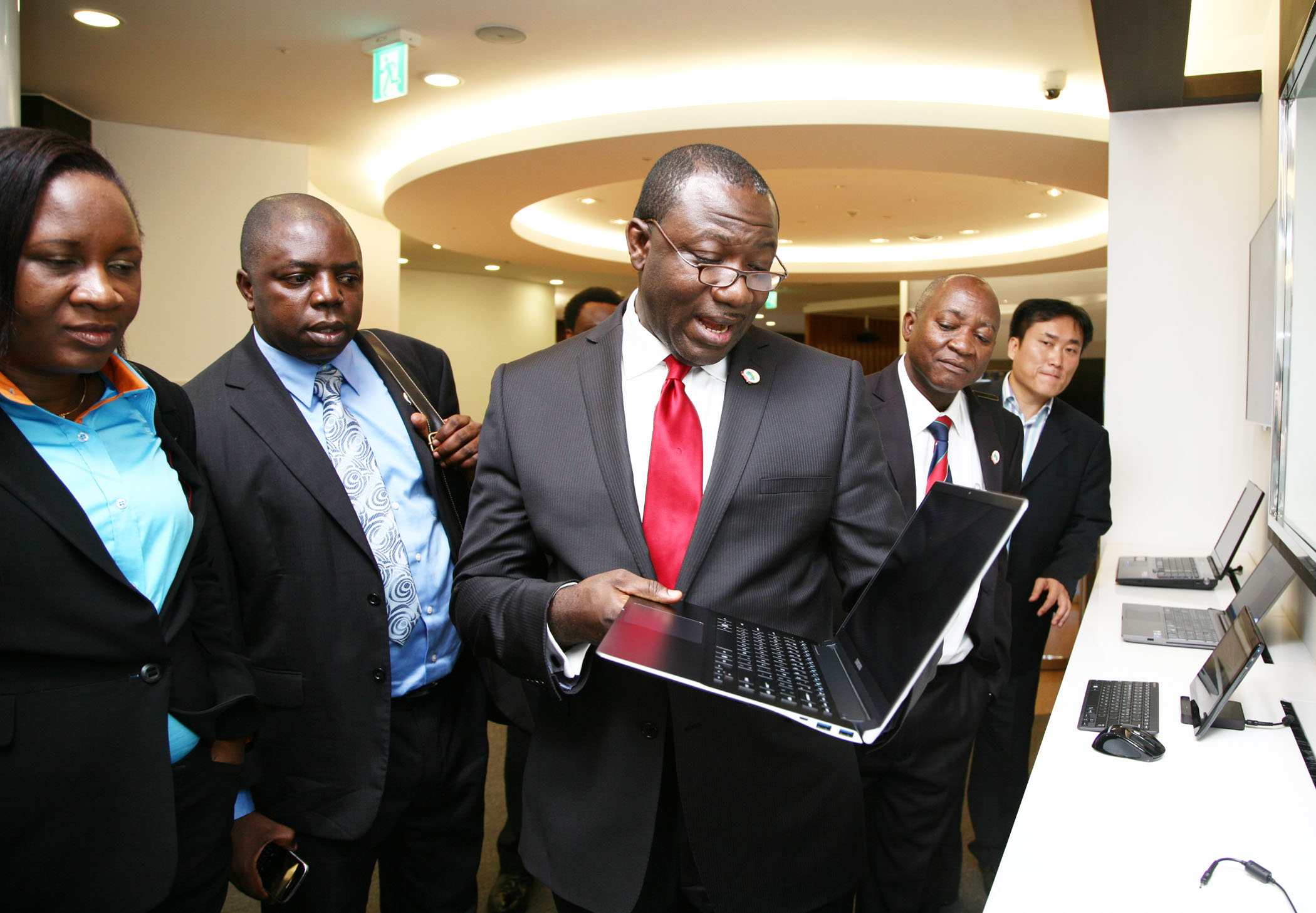 삼성노트북을 보고 있는 나이지리아 정부 