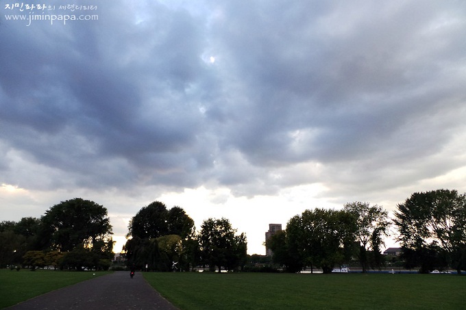 구름이 낀 공원