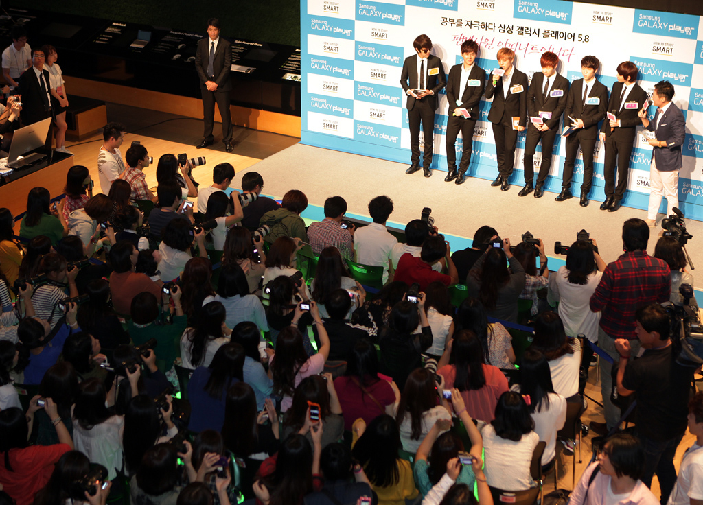 인사하고 있는 인피니트