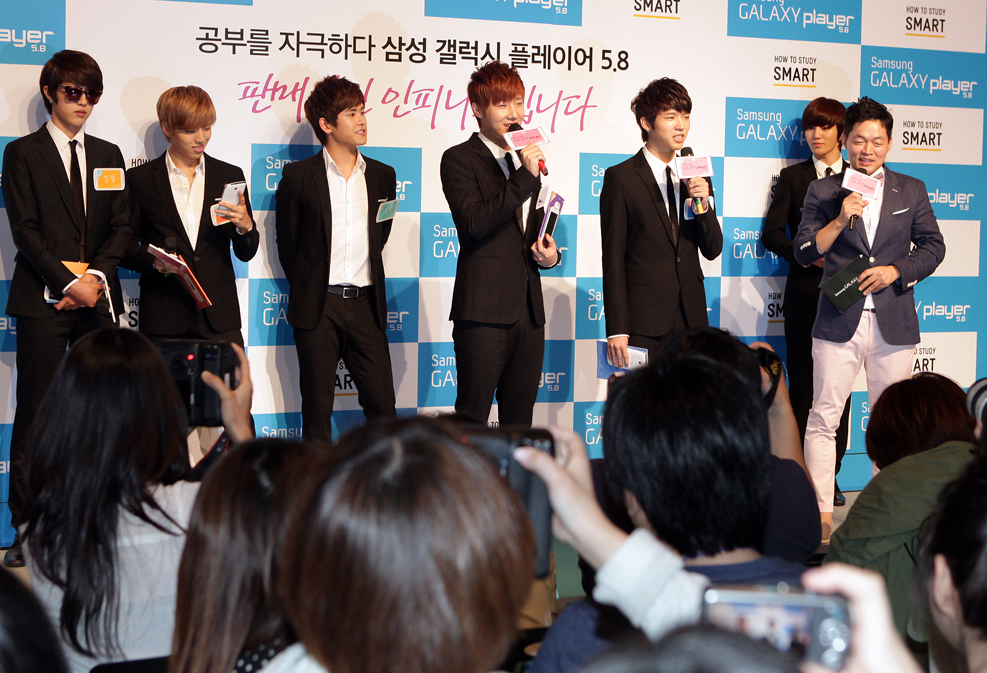 갤럭시플레이어 5.8을 들고있는 인피니트