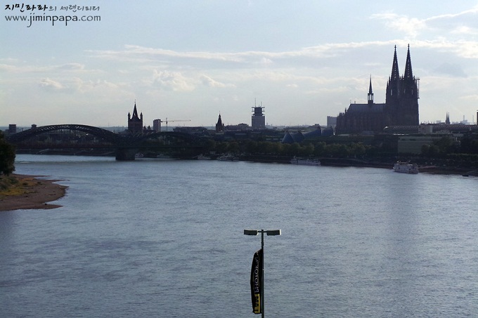 멀리 다리가 있는 강