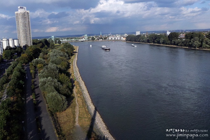 위에서 보는 강과 도로