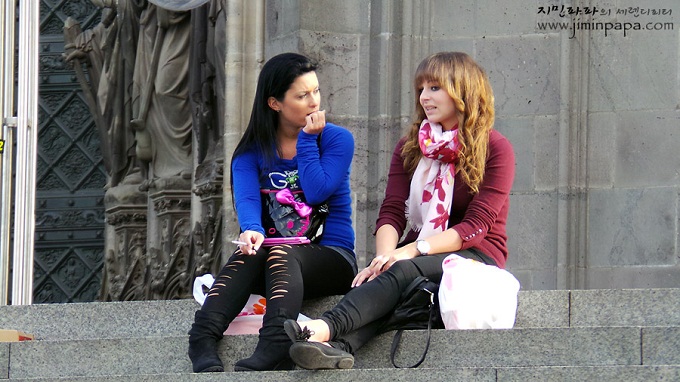 계단에 앉아있는 두 여성