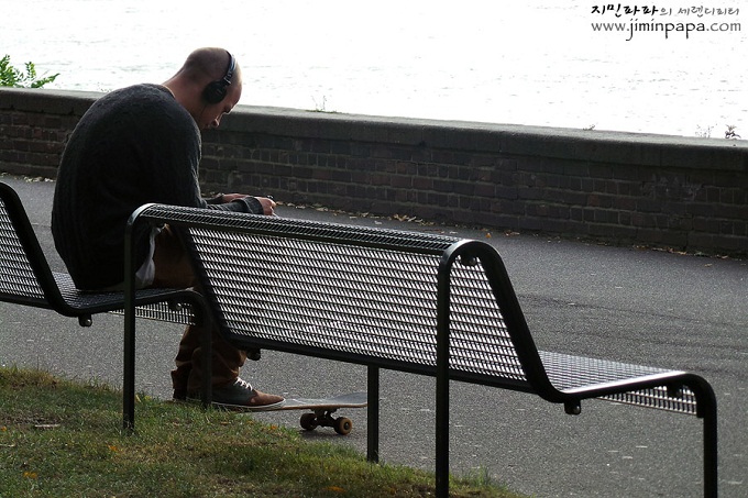 벤츠에 앉아 노래를 듣는 남성