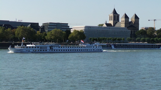 강 건너 보이는 건물들