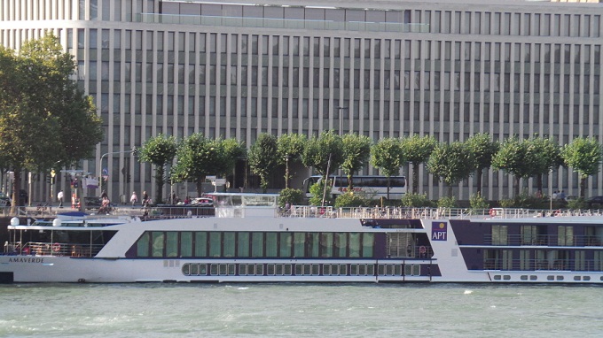 강 건너 보이는 건물