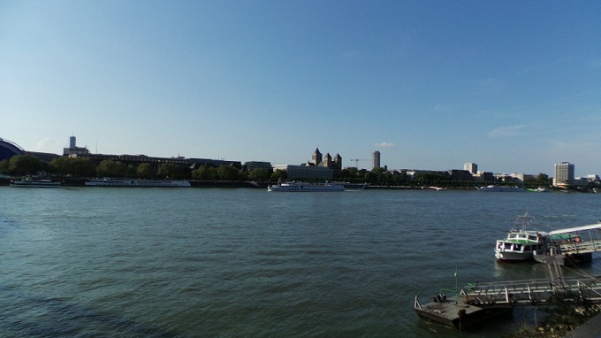 강 건너 멀리 보이는 건물들