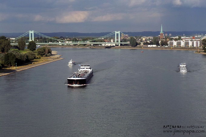 강을 지나는 배