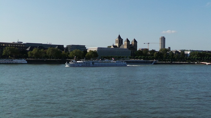 강 건너 보이는 건물들