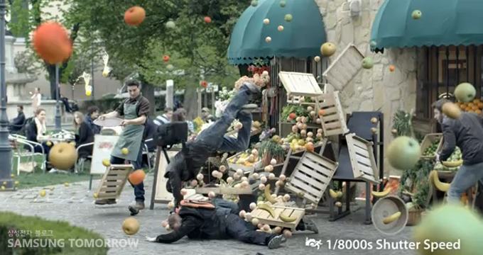 여러개의 과일 상자가 쏟아지고 있다