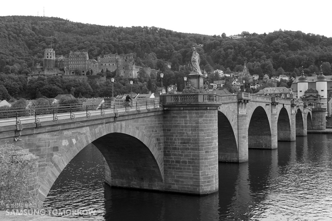 NX1000의 흑백 필터로 촬영한 넥카 강의 옛 다리