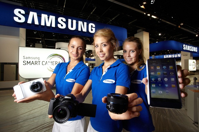 삼성스마트 카메라를 들고 있는 모델들