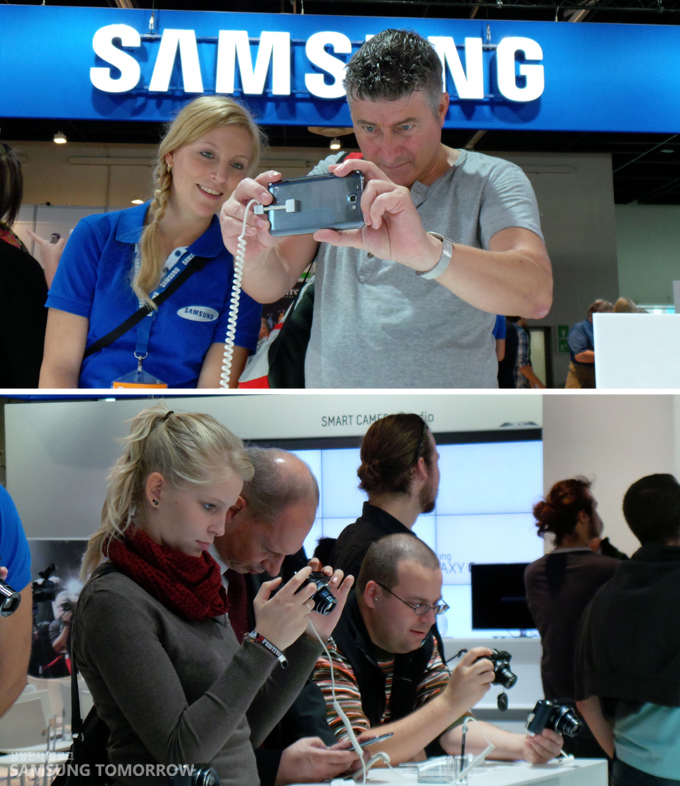 갤럭시 카메라를 체험하는 사람들