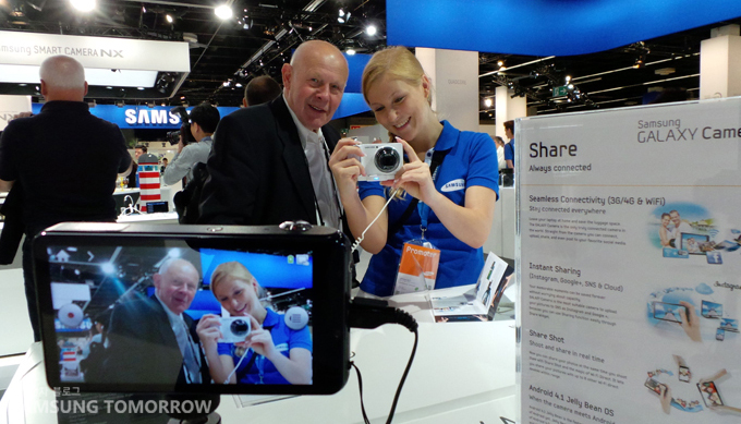 갤럭시카메라로 사진을 찍는 사람들