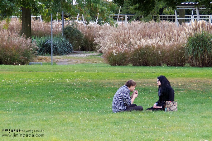 공원에 앉아있는 연인