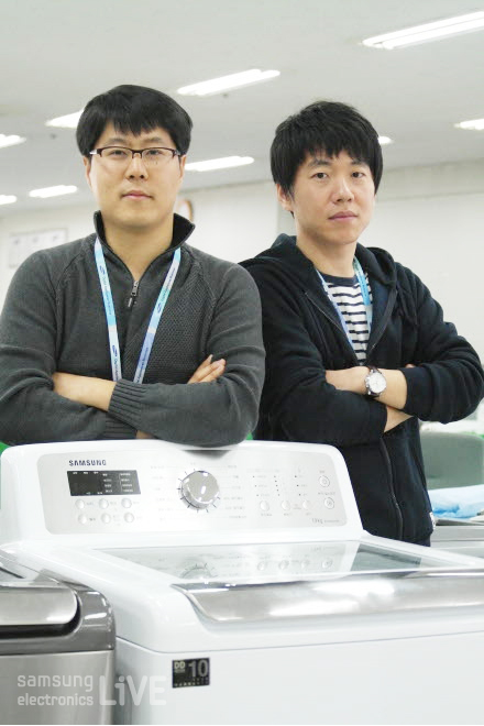 세탁기앞의 사원