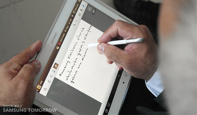 갤럭시 노트 10.1로 필기하는 사람