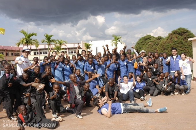 학생들과 자원봉사단