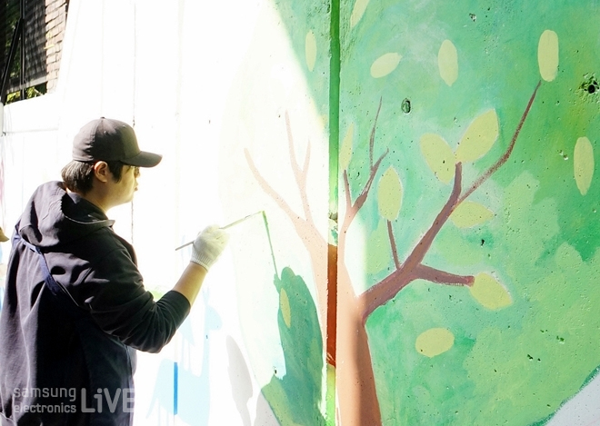 벽화를 칠하는 남성