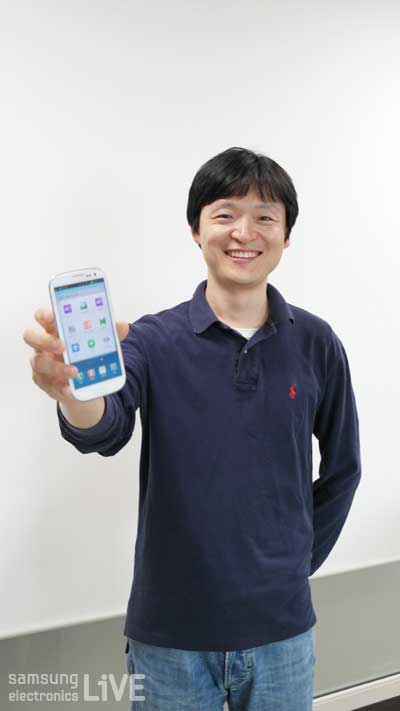 스마트 폰을 들고 있는 박강서 수석