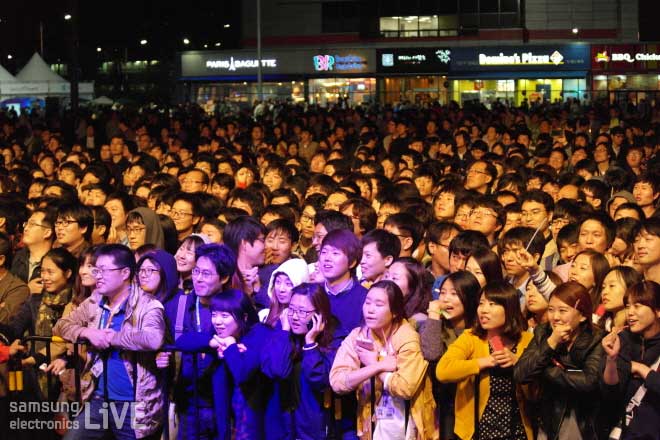 콘서트를 보는 사람들