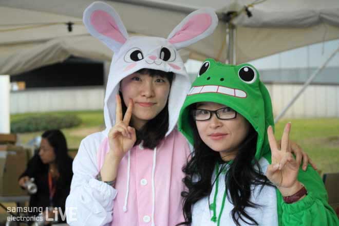 토끼옷과 거북이 옷을 입은 두 여성 