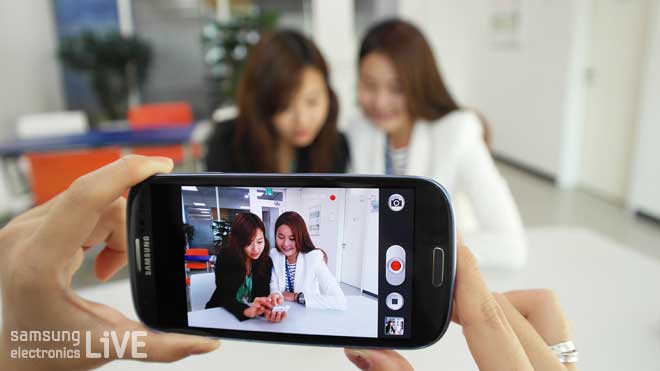 갤럭시 카메라로 두여성을 찍고 있다