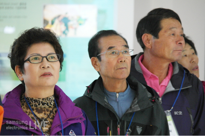 쇼룸 투어 중인 부모님