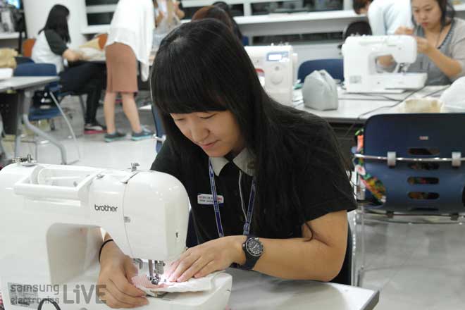 재봉틀을 하는 여성