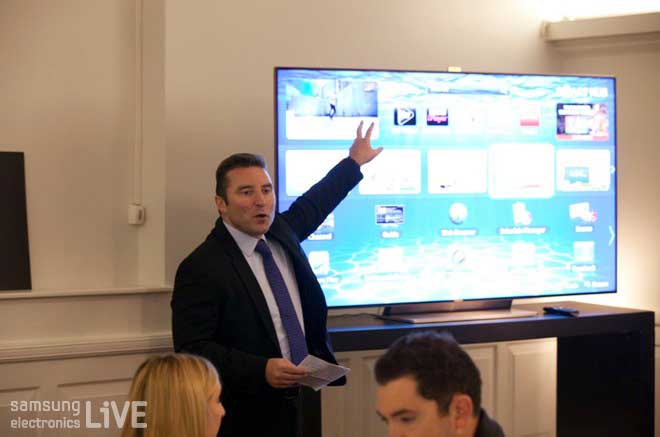 Robert King상무가 참석자들에게 ES 9000의 기능을 설명하고 있다