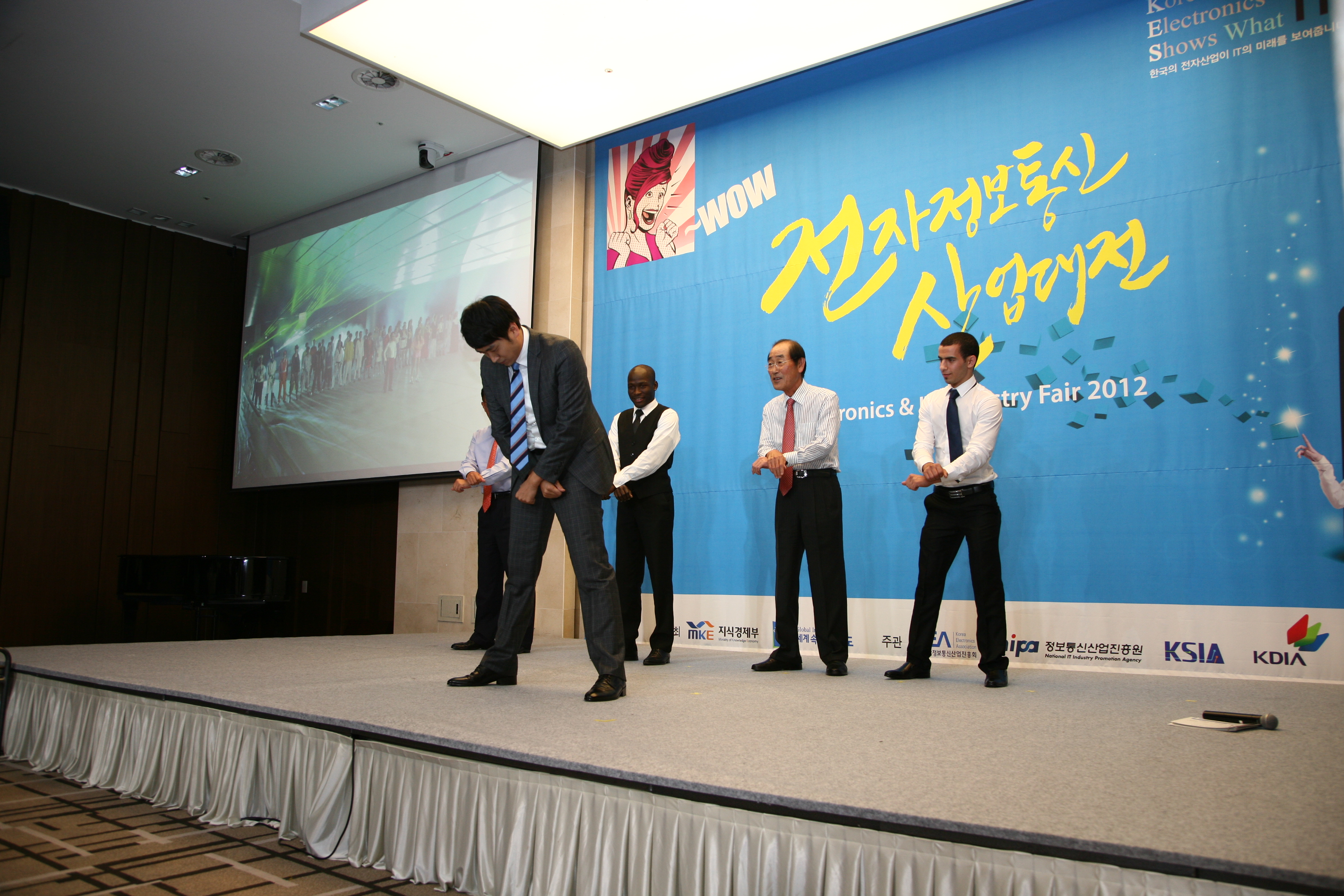 말춤을 추는 직원들