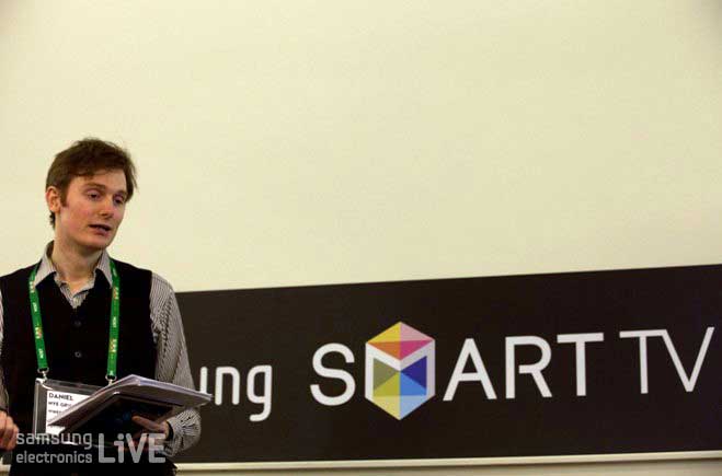 행사를 진행하는WIRED 에디터 Daniel Nye Griffiths